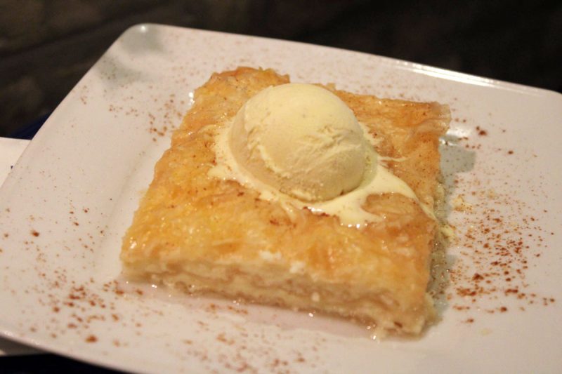 Blätterteig gefüllt mit Vanillecreme, getoppt mit einer Kugel Vanilleeis