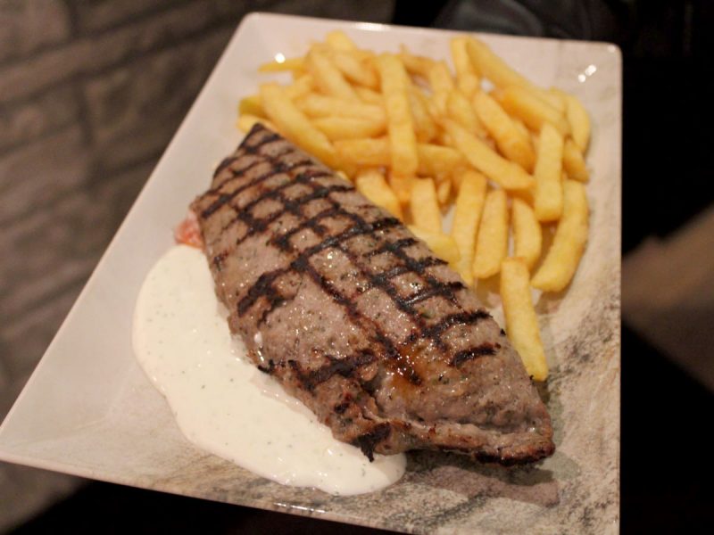 Gegrilltes Fleisch mit Pommes