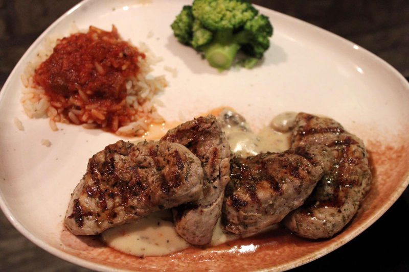 Gegrillte Medaillons mit Reis und Tomatensoße