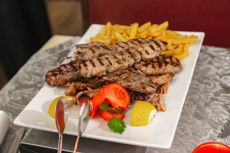 Grillplatte mit Suflaki, Gyros und Pommes
