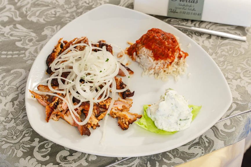 Gyros mit Zwiebeln, Zaziki und reis
