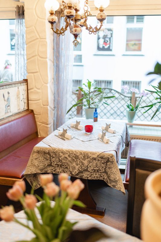 Eingedeckter Tisch im Restaurant mit Blick nach draußen