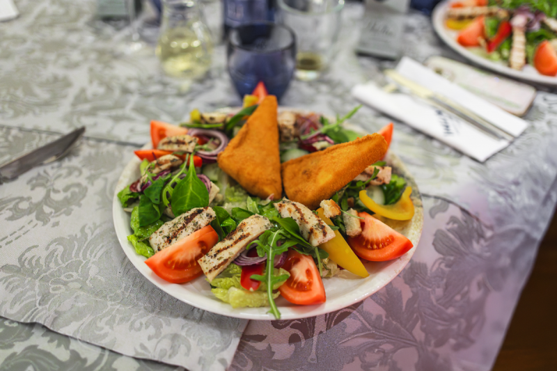 Salat mit gebackenem Feta