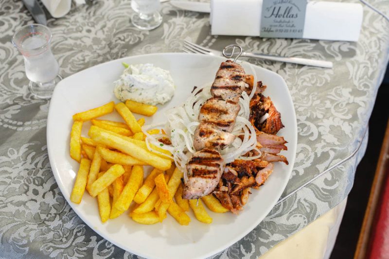 Suflaki mit Gyros, Pommes und Zaziki