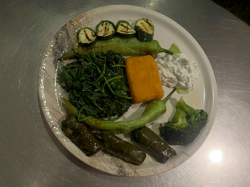 Vegetarischer Teller mit gegrillter Zucchini, Peperoni, Dolmadakia und gebackenem Feta